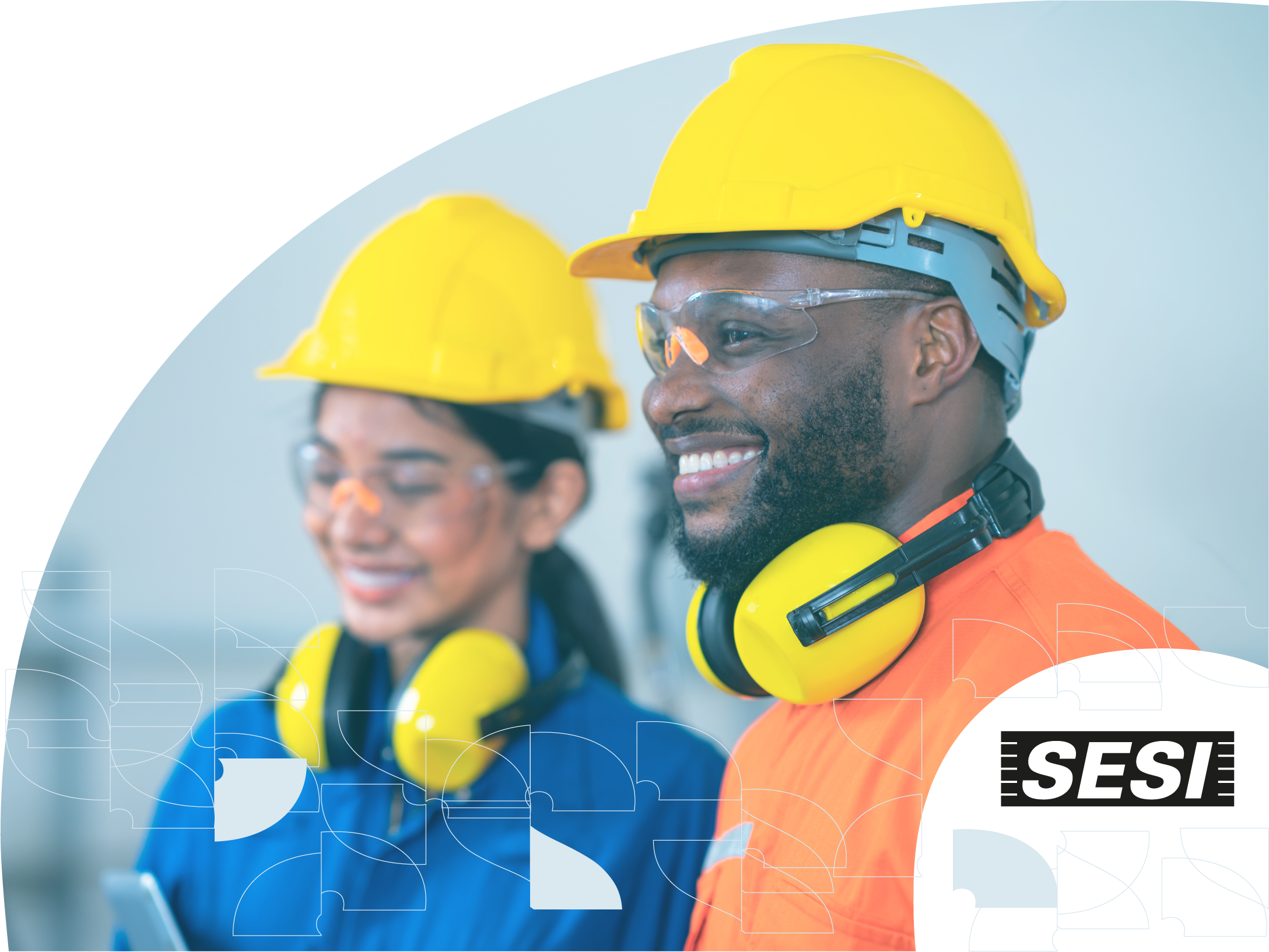 Trabalhadores da indústria sorrindo com equipamentos de segurança